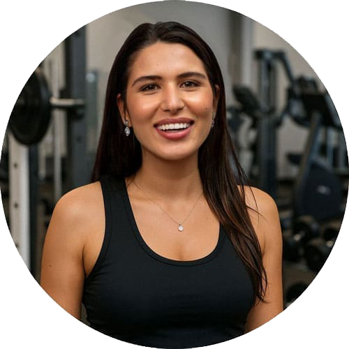 Portrait de Ikram, coach sportive principale et experte en fitness à La Forge Gym, Neuchâtel.